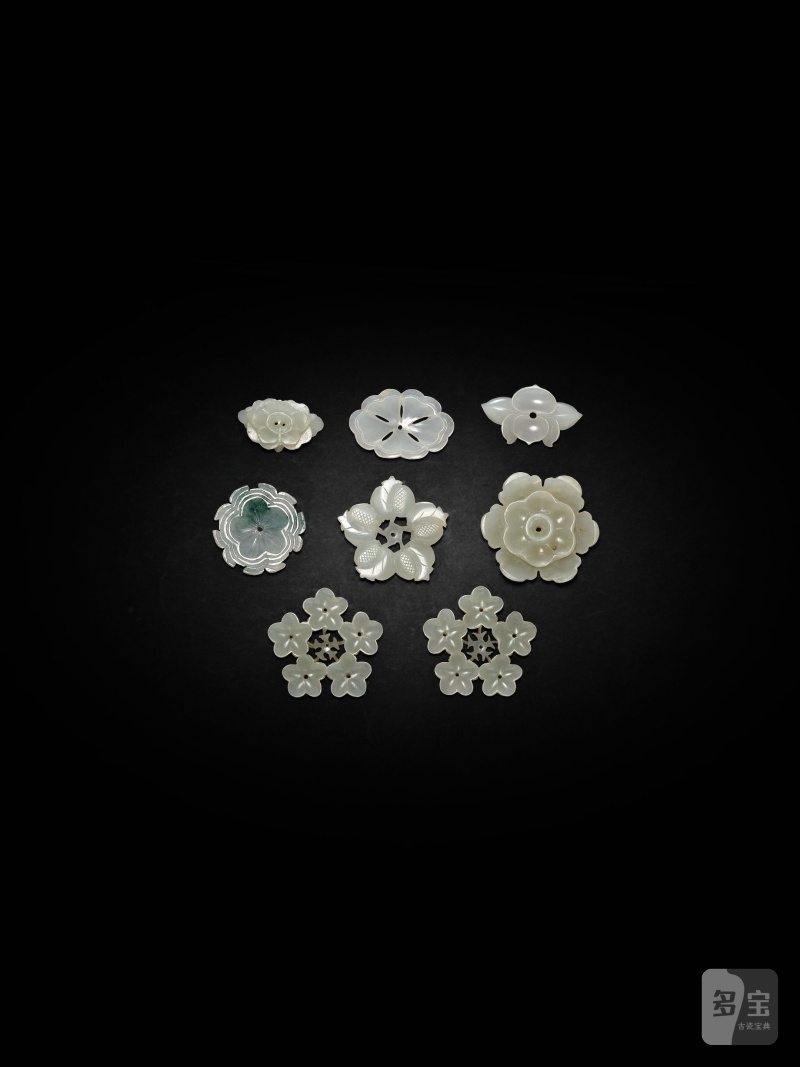 明/清　玉花片一組八件 | A GROUP OF EIGHT JADE FLORAL ORNAMENTS - 图3